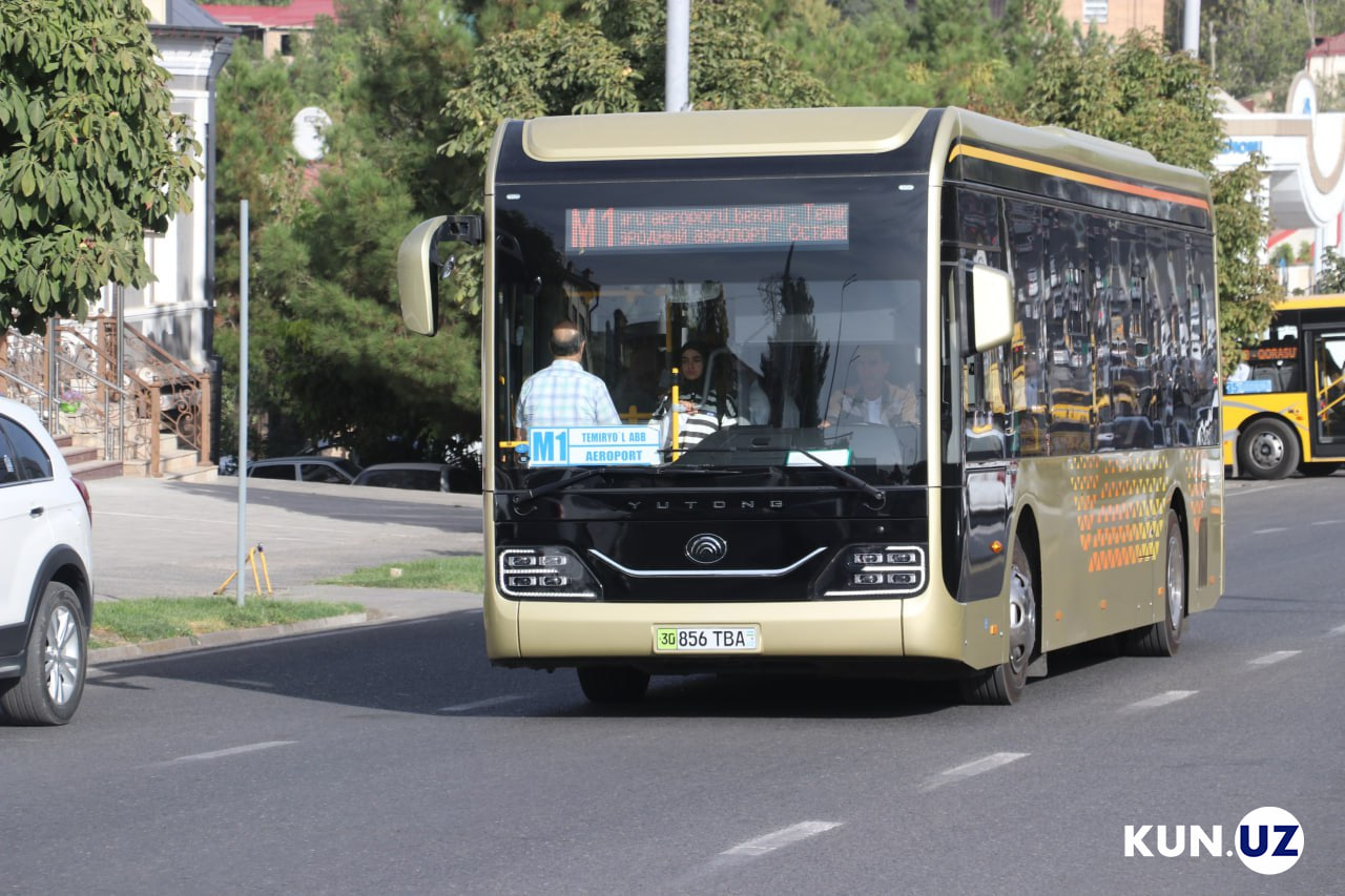 Ayolning sutyensiz yoki külotsiz retro surati