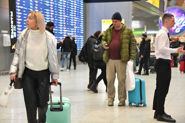 U telefonda gaplashib, sikishib ketardi.