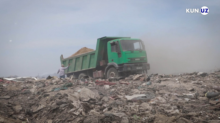 Uch nafar qurilish ishchisi o‘tkinchini sikishdi.