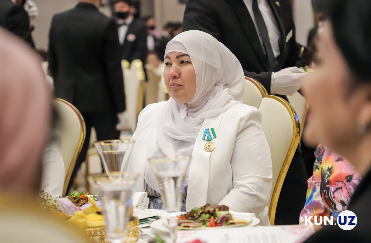 Trans xonim uning eshak suratda bir Dik bilan