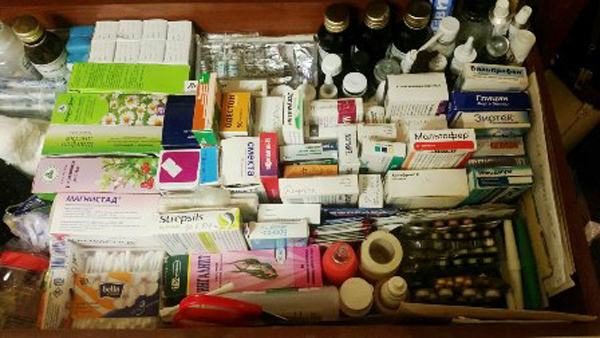 Лекарства на сво какие. Аптечка с лекарствами. Лекарства в коробке. Куча лекарств. Коробки с медикаментами.