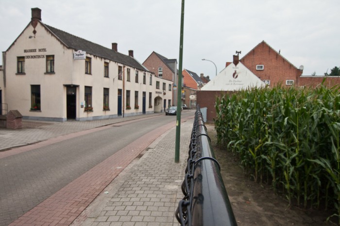 Граница делит дом пополам в бельгийском городе Барле-Хертог и голландском Барле-Нассау. Border divides a house between countries in Belgian town Baarle-Hertog and Dutch town Baarle-Nassau