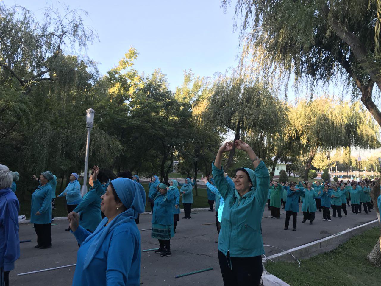 Pastdan külotsiz qizlarning fotosuratlari