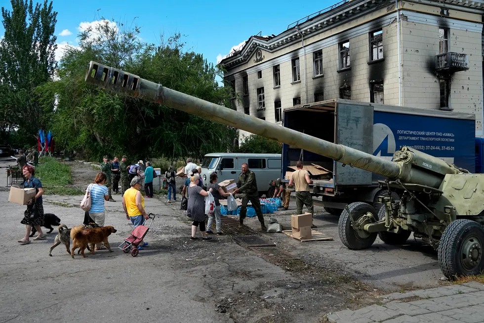 Rus kozmonotlar ISS'de Luhansk ve Donetsk bayraklarıyla poz verdi: Hem Dünya'da 